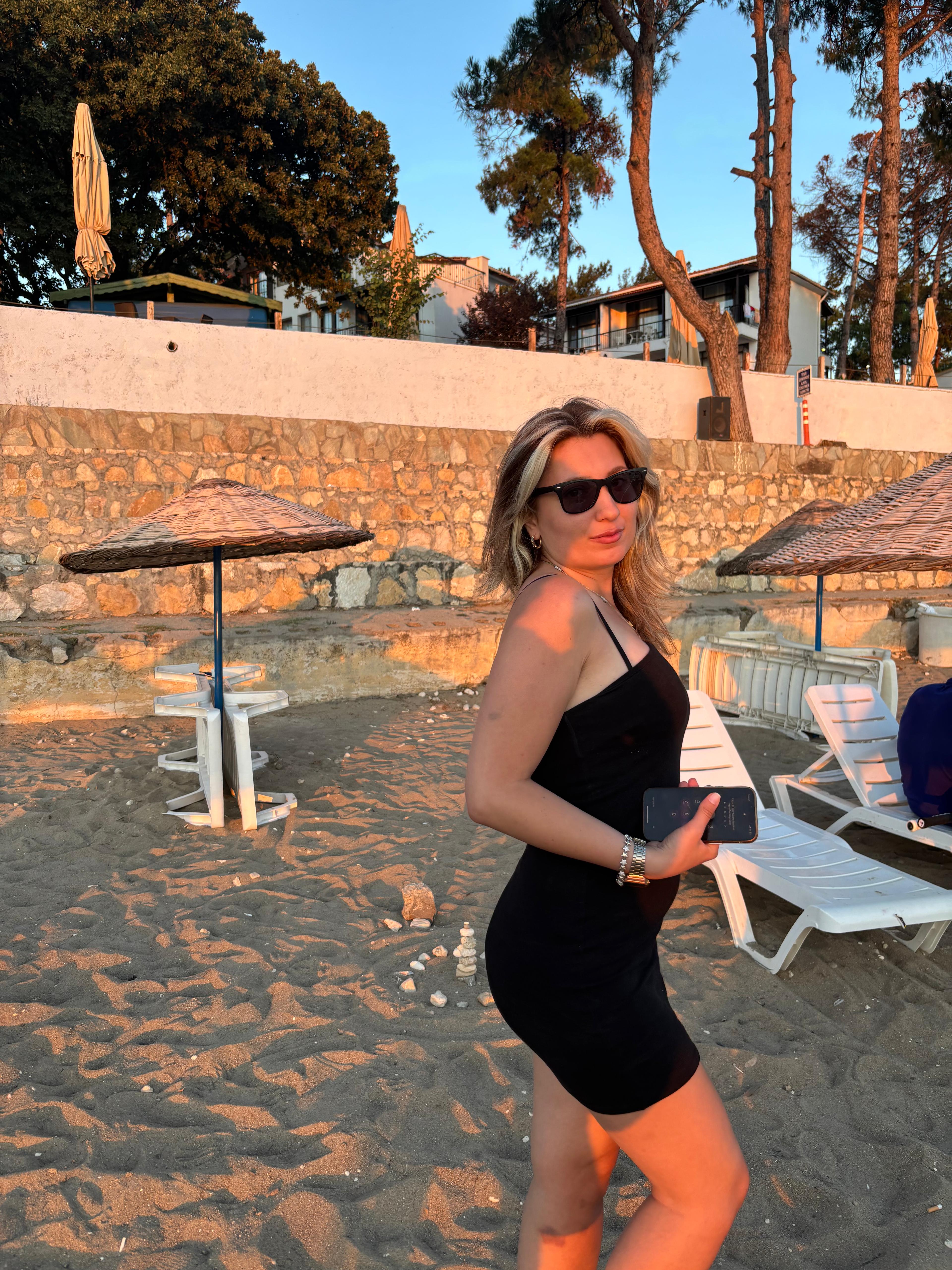 Elif plajda gün batımında