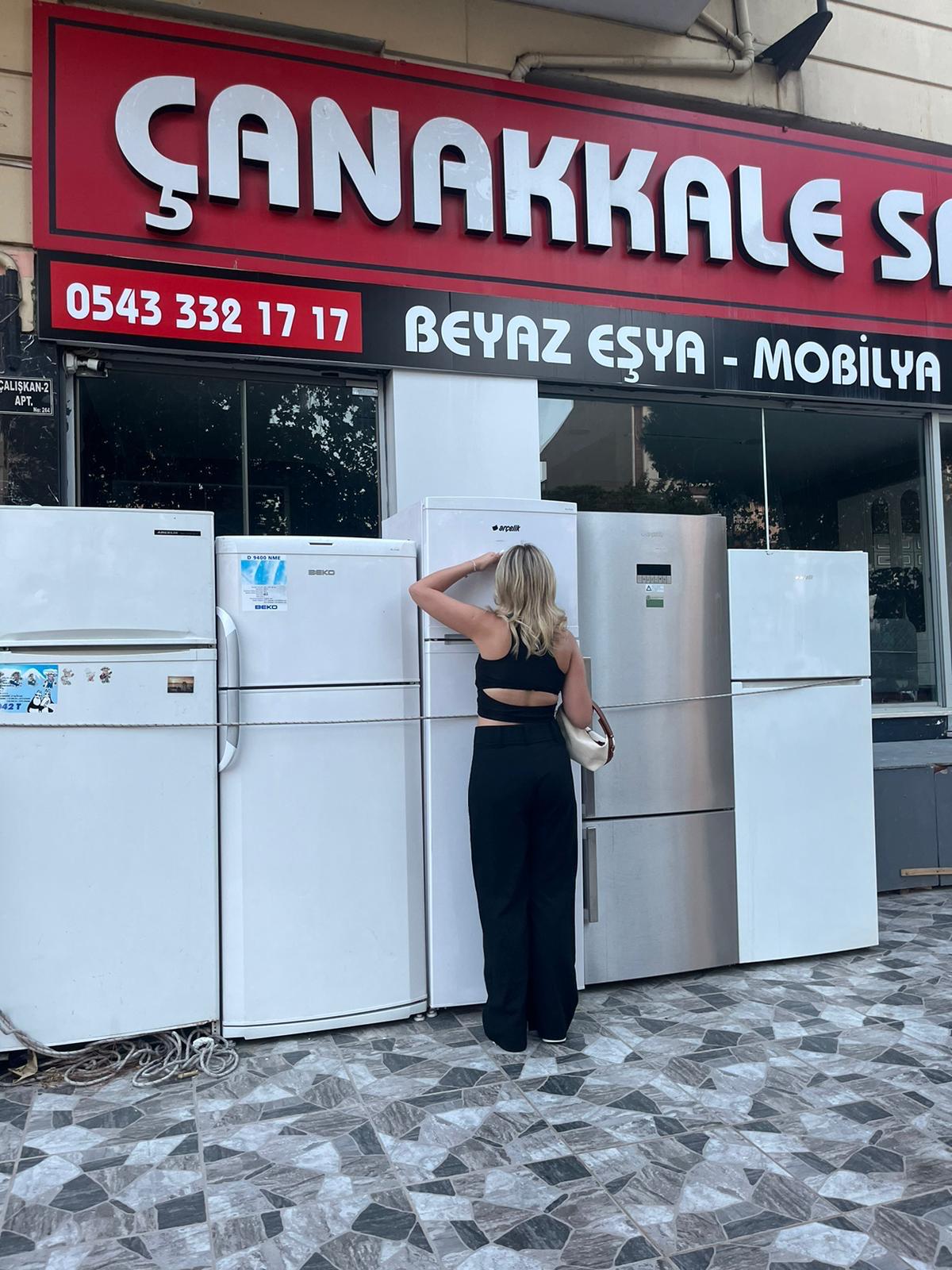 Elif vitrin bakarken