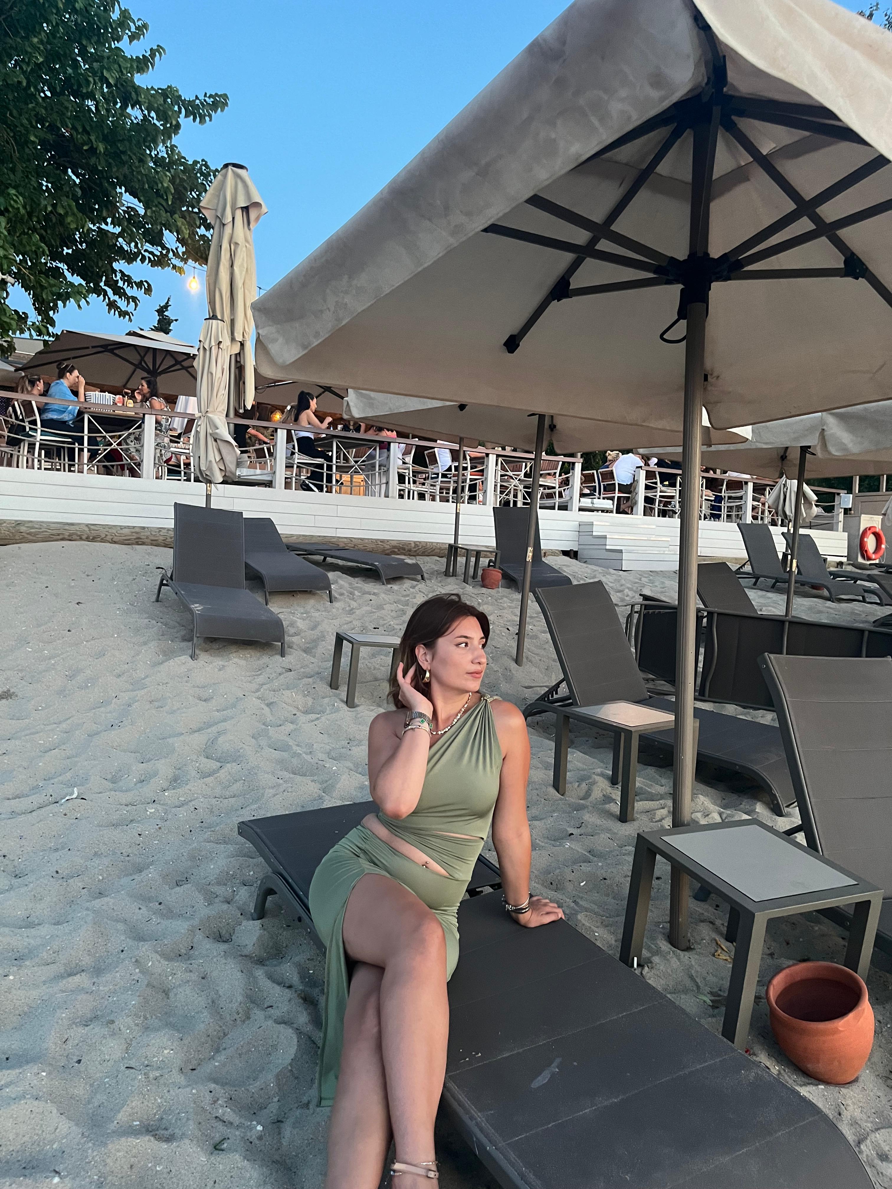Elif plajda şezlongda